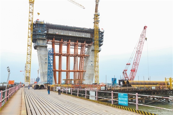 中开高速江门段进展:银洲湖特大桥东岸索塔高度已逾50米
