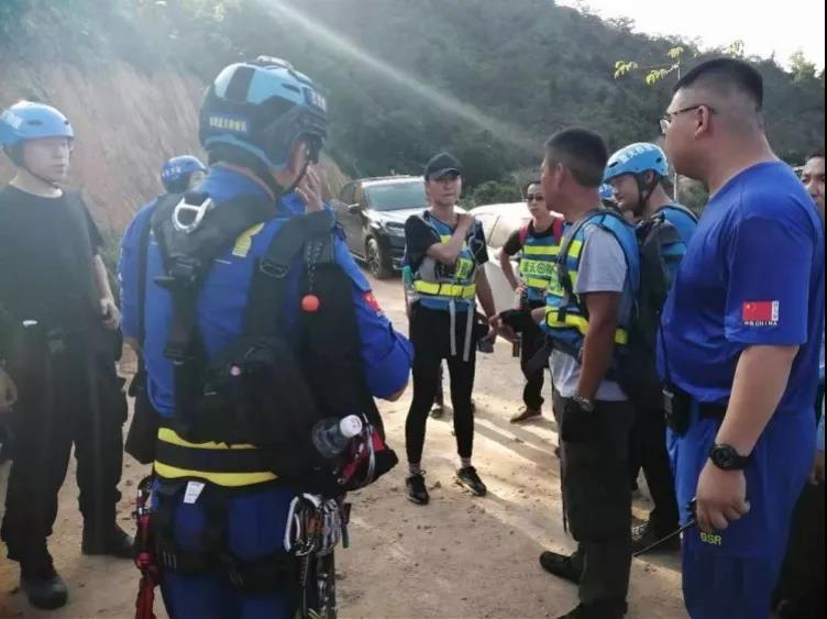 警方与群众合力搜救现场。图片来源于南方都市报