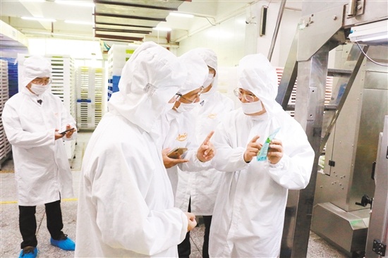 招商队伍走进企业生产线，掌握一手信息，判断企业实力。