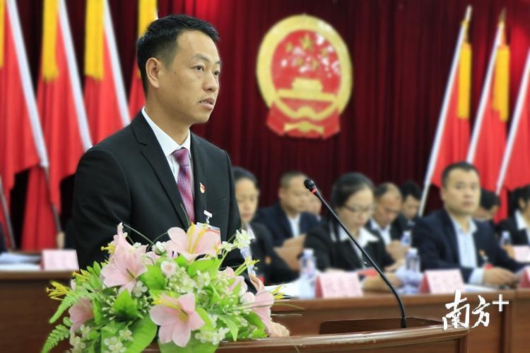 陈超文作连州镇政府工作报告。