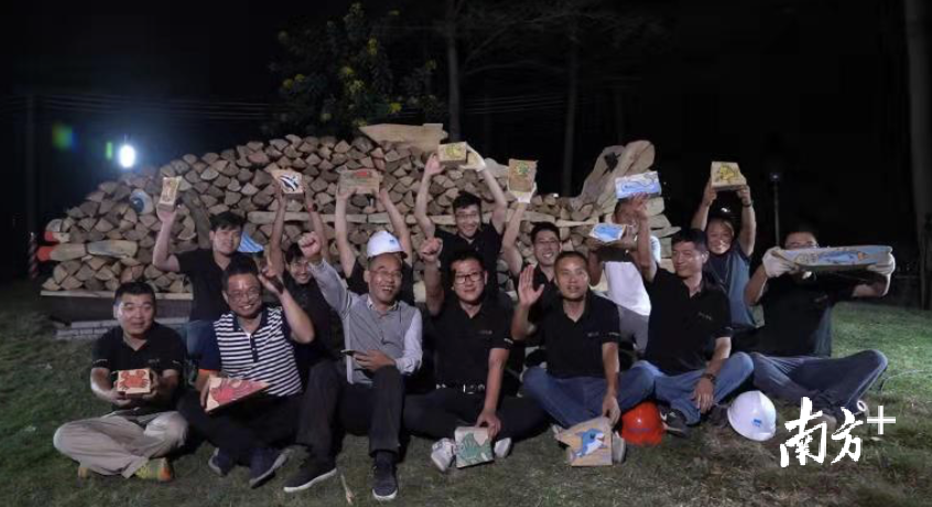 里水首创了“全过程工程咨询服务+设计施工总承包（EPC）”乡村建设做法。图为项目组在鲁岗村完成一件鱼型艺术装置。受访者供图