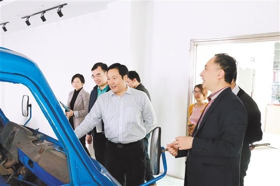 彭章瑞带队调研企业。 