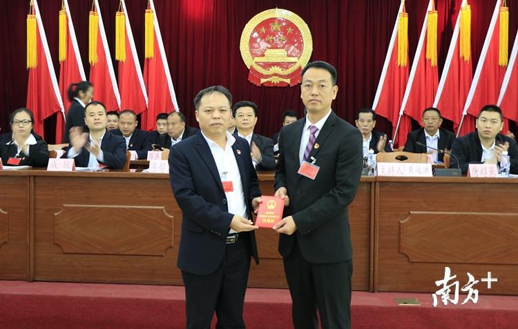 连州镇人大主席黄运洪为连州镇镇长陈超文颁发当选证。 段灿 摄