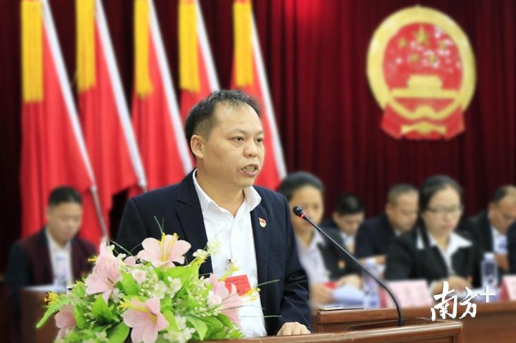 黄运洪作连州镇人大主席团工作报告。