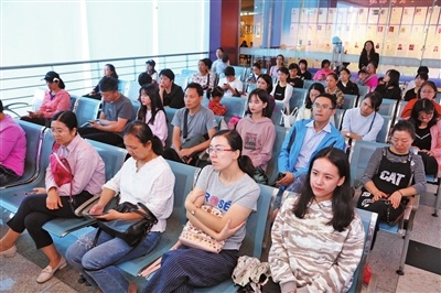 家长们认真聆听。 家长们认真聆听。