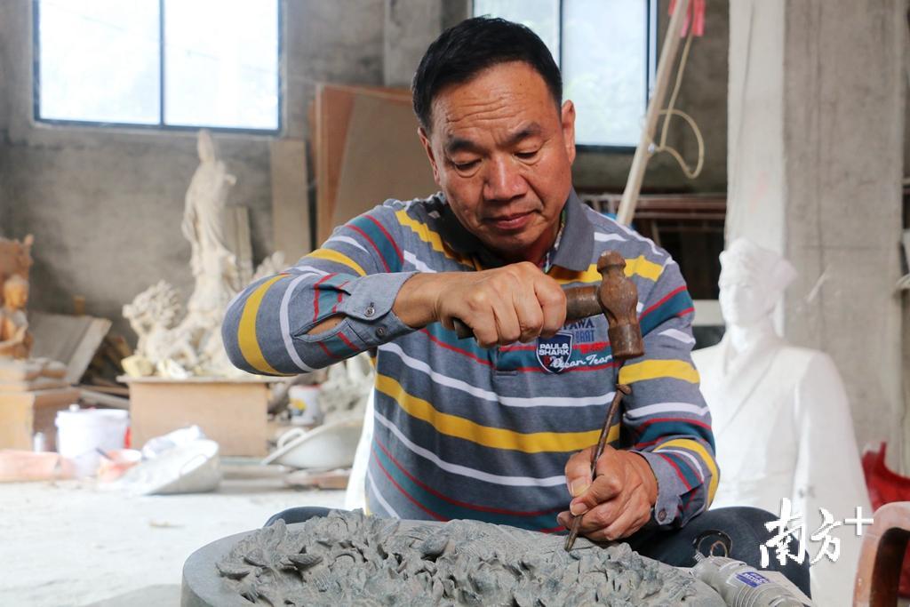 詹益盛与石头打交道将近40年。 詹益盛与石头打交道将近40年。