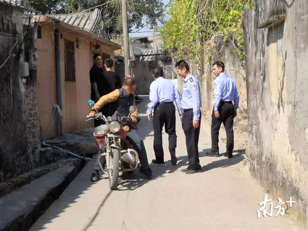 民警走访调查。