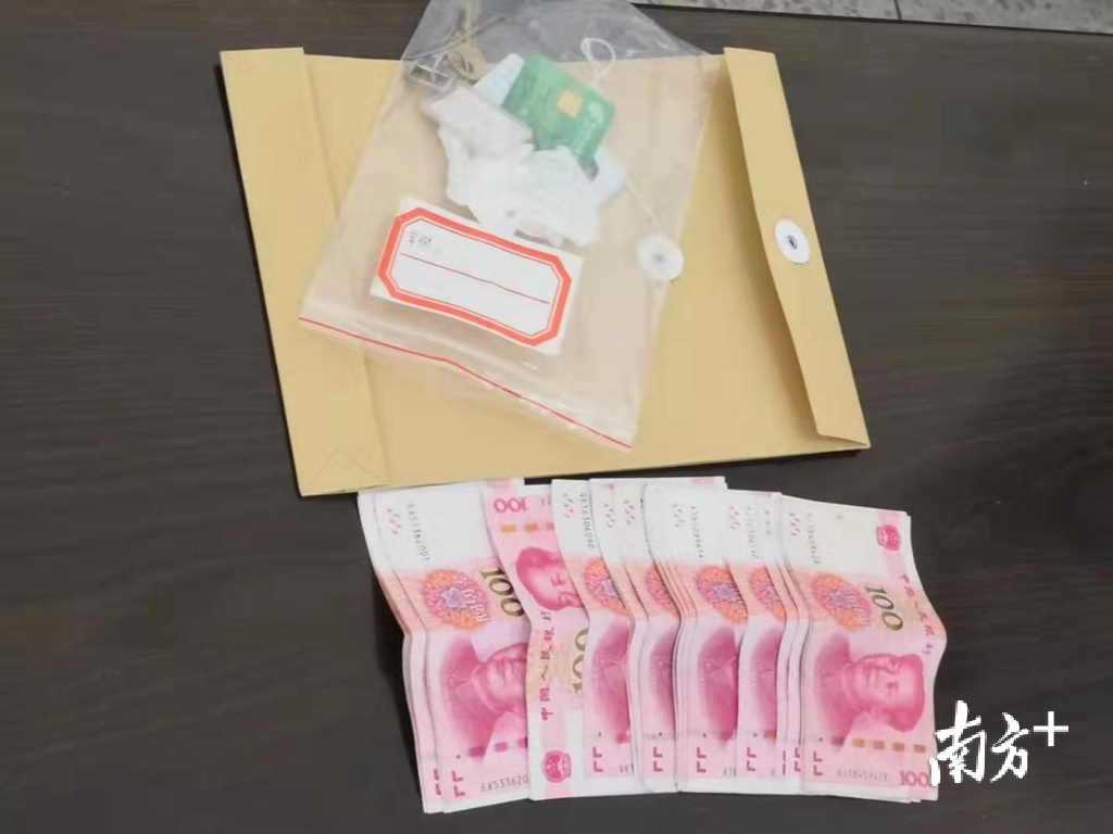 警方缴获赃物。