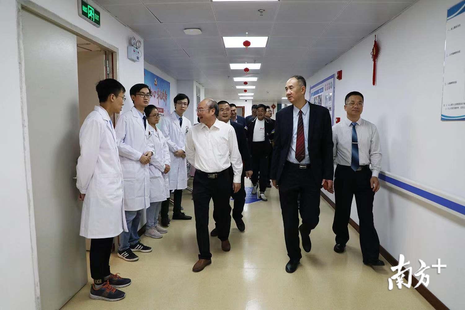 嘉宾一行参观长平康复医疗中心。