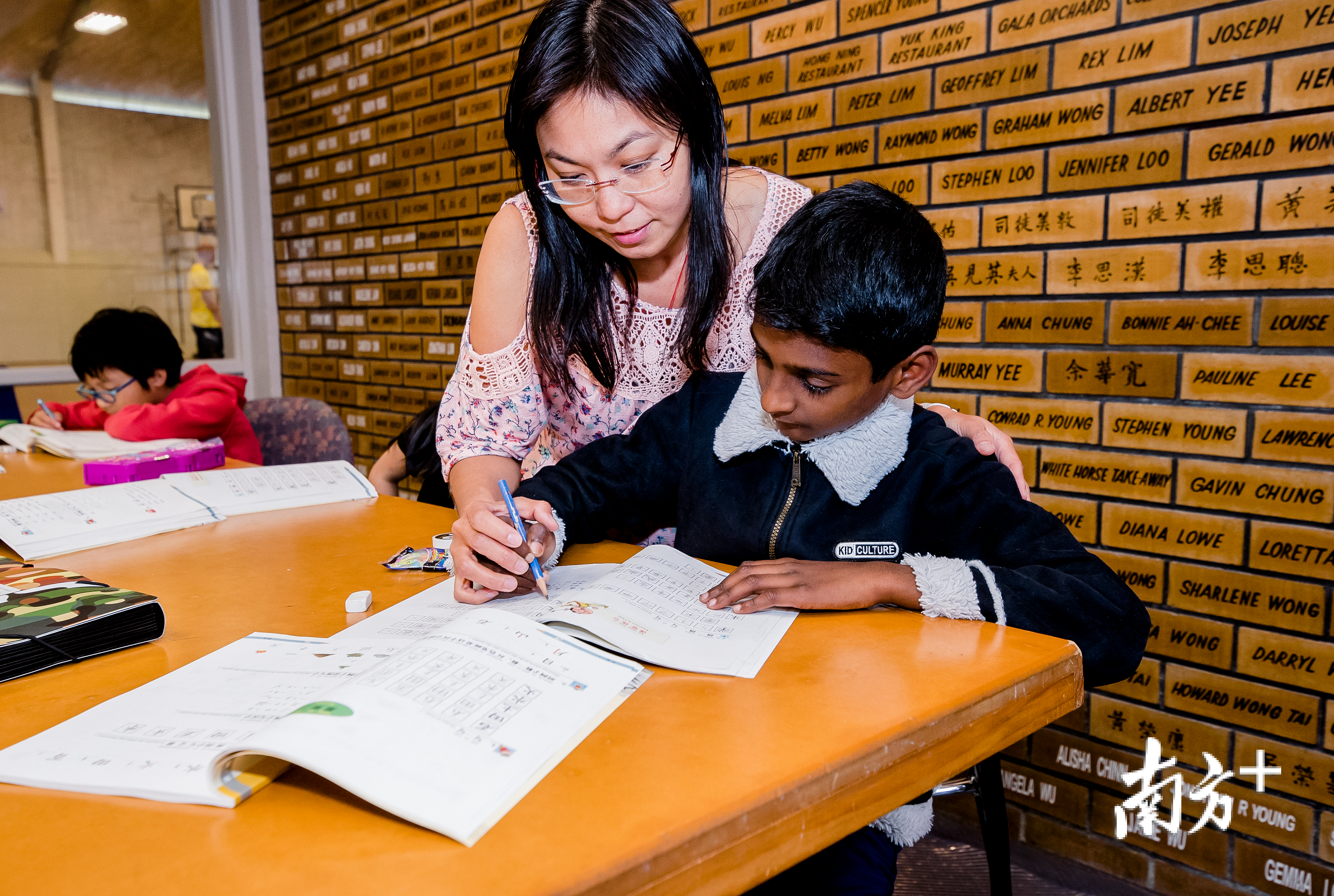 走进屋伦华侨会所,一面显眼的墙上,每块砖上都记录了一位捐赠者的名字。资料图片 走进屋伦华侨会所,一面显眼的墙上,每块砖上都记录了一位捐赠者的名字。资料图片