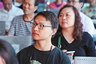 家长们认真聆听。 家长们认真聆听。