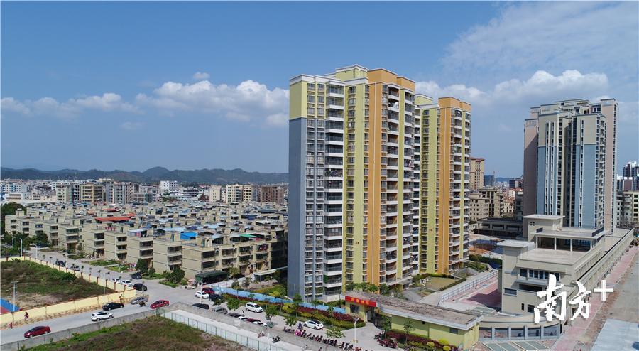 惠州潼侨镇归侨危房改造工程共建成安居房1126套,现已全部交付使用。图为二期、三期安居房工程,由潼侨镇提供。 惠州潼侨镇归侨危房改造工程共建成安居房1126套,现已全部交付使用。图为二期、三期安居房工程,由潼侨镇提供。