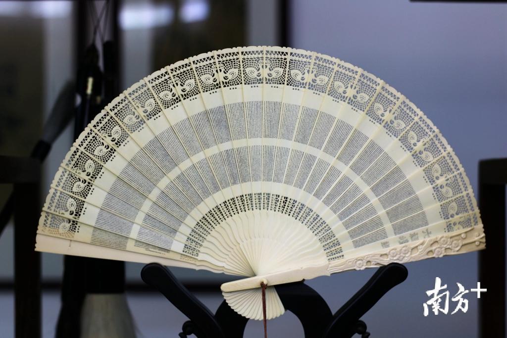 陈建全的微雕折扇《唐诗三百首》多次参加国内外重要艺术展览。 陈建全的微雕折扇《唐诗三百首》多次参加国内外重要艺术展览。