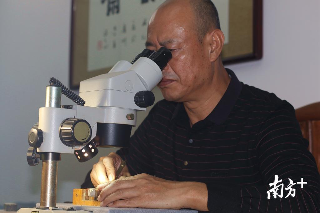 认真创作中的陈建全。 认真创作中的陈建全。