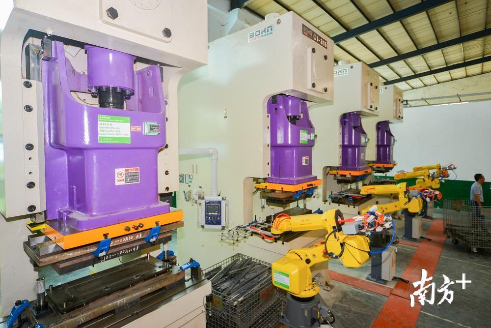 梅州丰顺电声企业引进机器人，加快了生产效率，企业迎来转型升级。南方日报记者 何森垚 摄