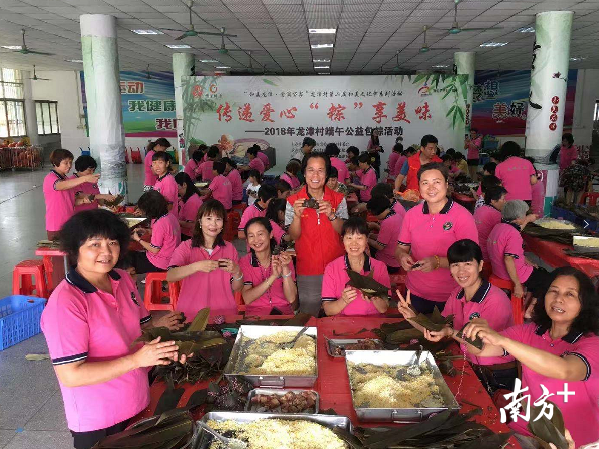 端午节志愿者包爱心粽子，不少参与者是新龙津人。