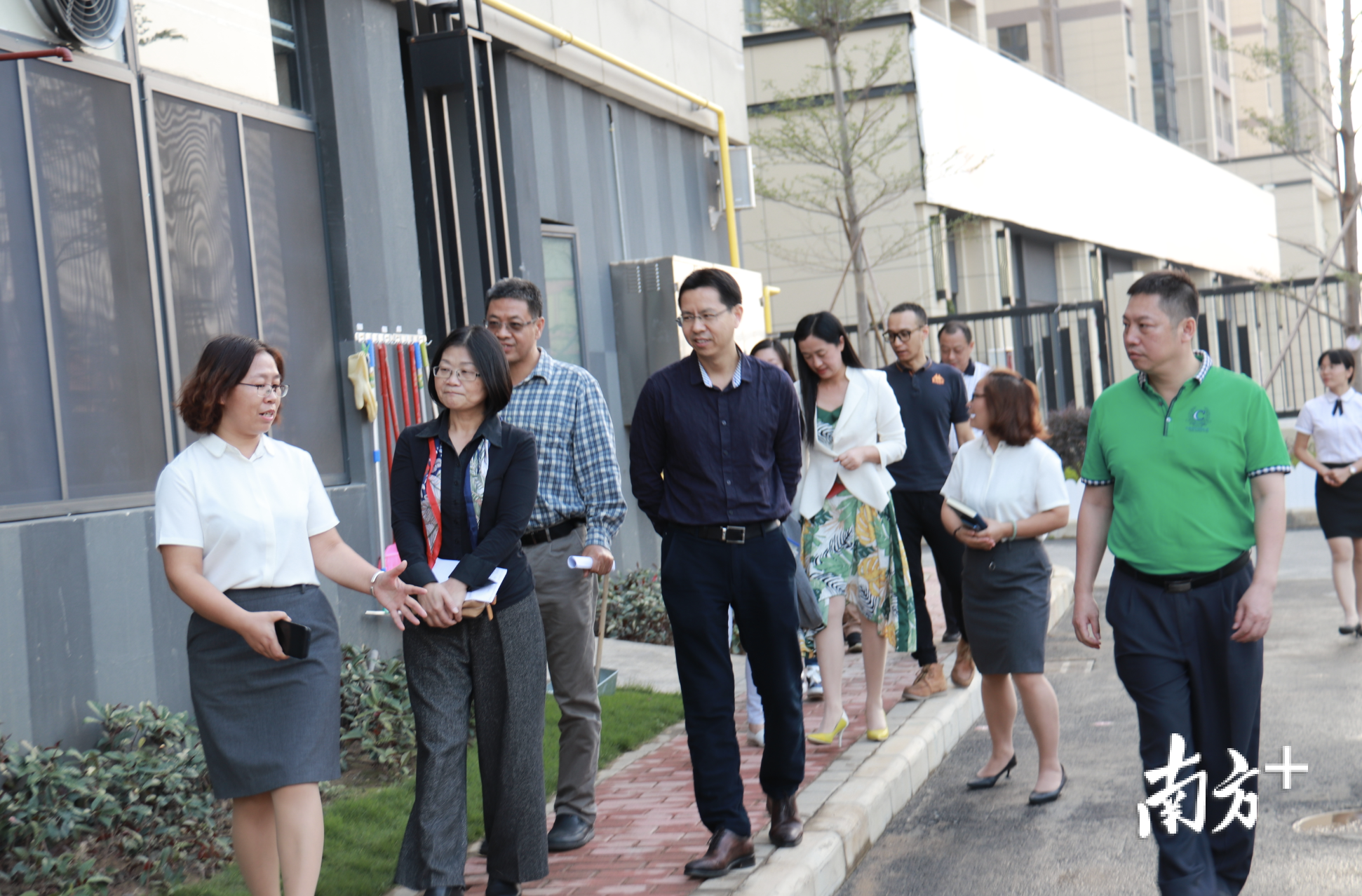 顺德区人大常委会副主任舒悦一行在潭洲湾幼儿园内实地考察。 欧阳少伟 摄