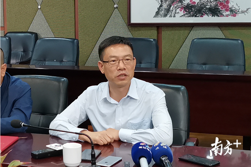 11月26日，龙江镇党委书记何春云接受采访。南方+记者 熊程 摄