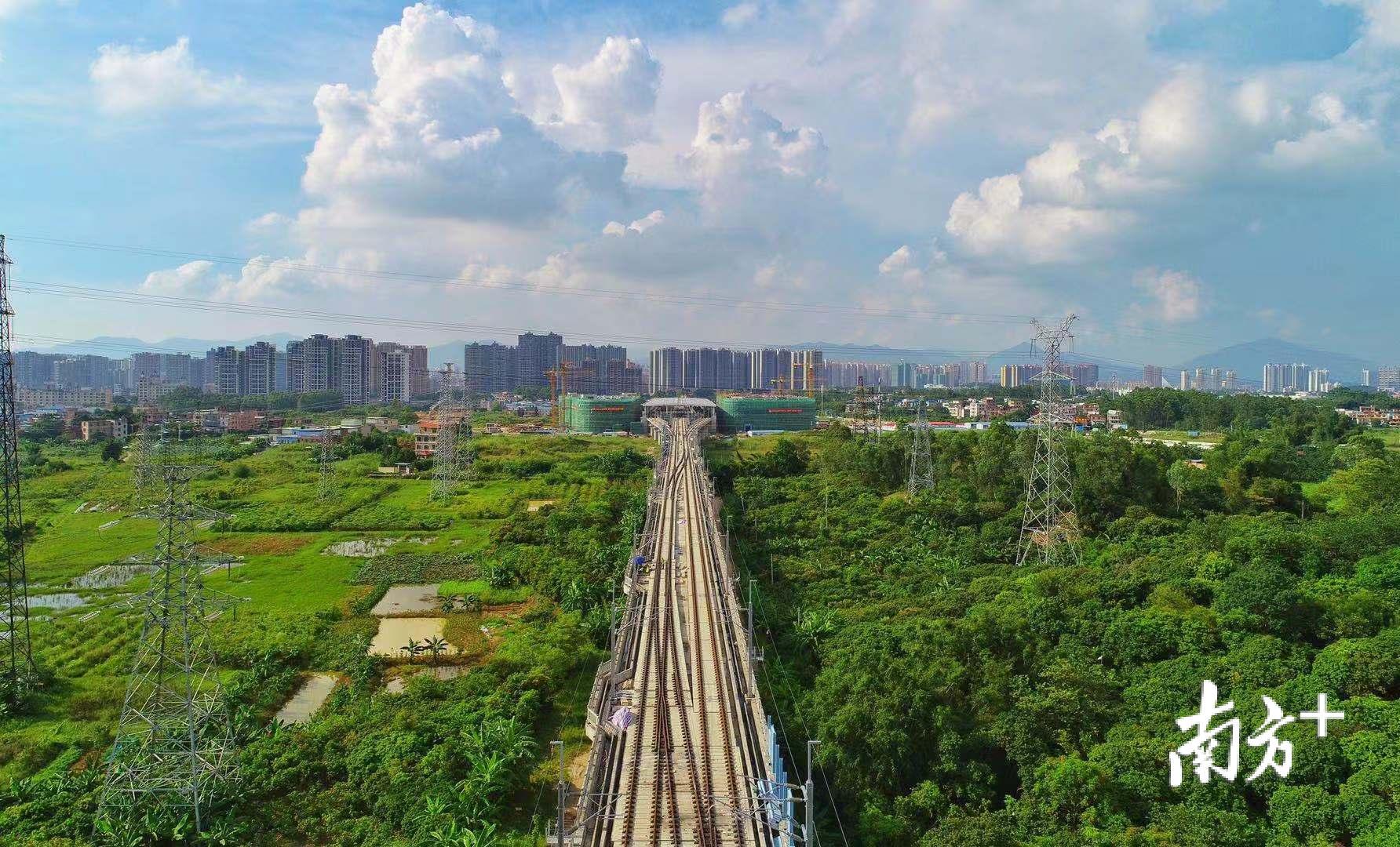 清远在推进交通基础设施一体化上正构筑“陆水空”三张网。图为即将通车的广清城轨。 记者 曾亮超 摄
