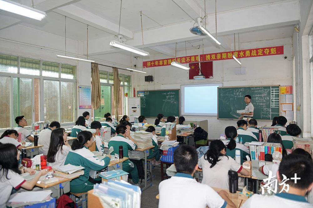 广东新高考改革，倒逼学校将以往“填鸭式”教学转变为更符合现代人才发展规律的个性化教学。南方日报记者 何森垚 摄