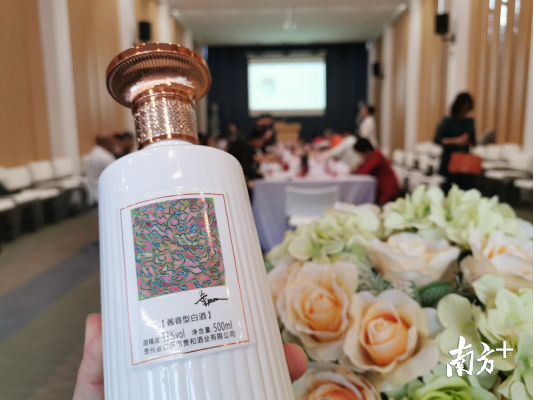 叶向明油画作品IP授权开发的白酒产品