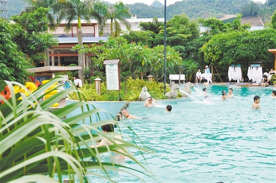天气渐冷，温泉游悄然升温。邓国一 摄 