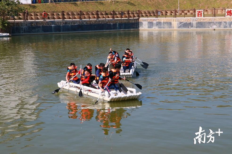 实践教育基地里的划船项目，教导学生团结协作。钟思婷 摄