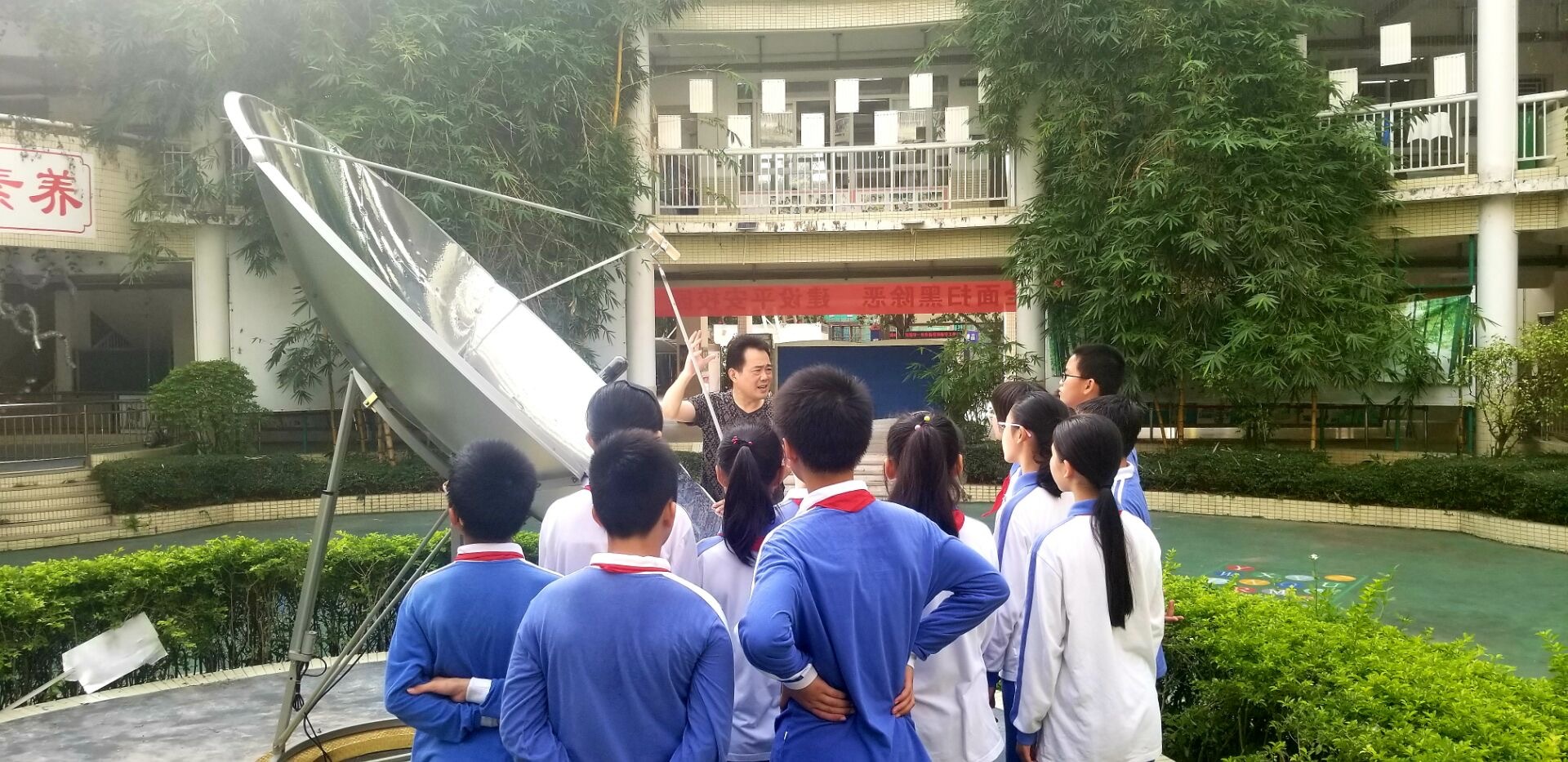 南山区同乐学校做科创校园的先锋将创新渗透到每个角落