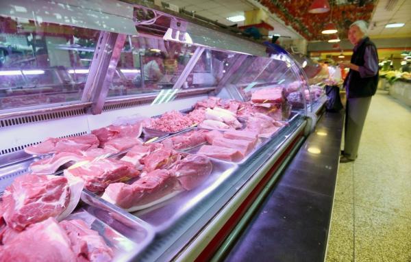 上周肉类价格以降为主，其中猪肉批发价格为每公斤43.66元，下降8.6%。  新华社 资料图