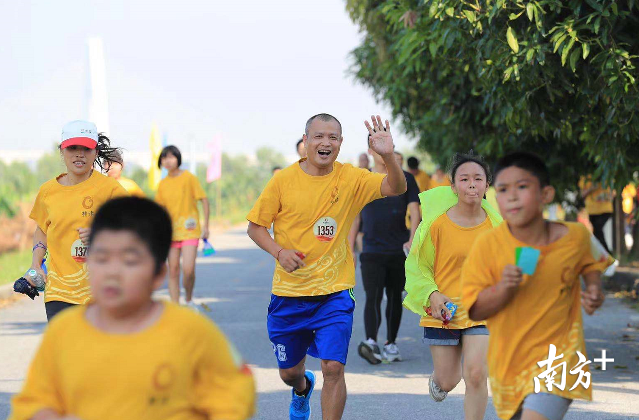 龙津村的环村跑活动吸引几千村民踊跃参加，乐享其中。