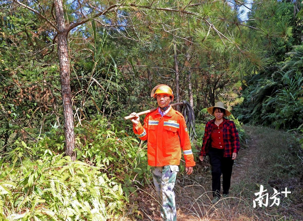 温捷远夫妻二人正在巡山。（张炳锋 摄）