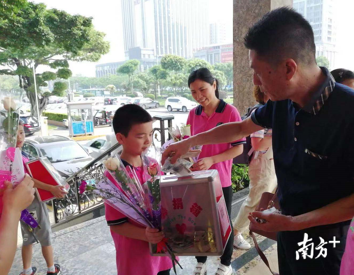 龙津村连续九年举办鲜花义卖活动。