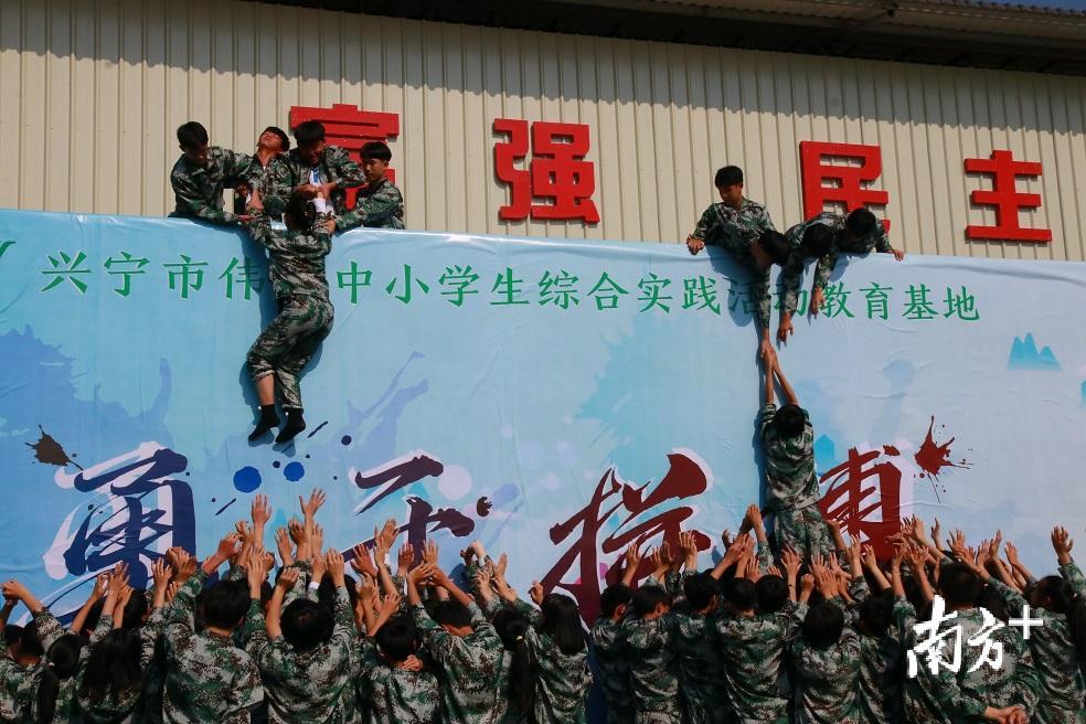 兴宁市伟鸿中小学生综合实践教育基地为学生提供课外实践课程。 钟思婷 摄
