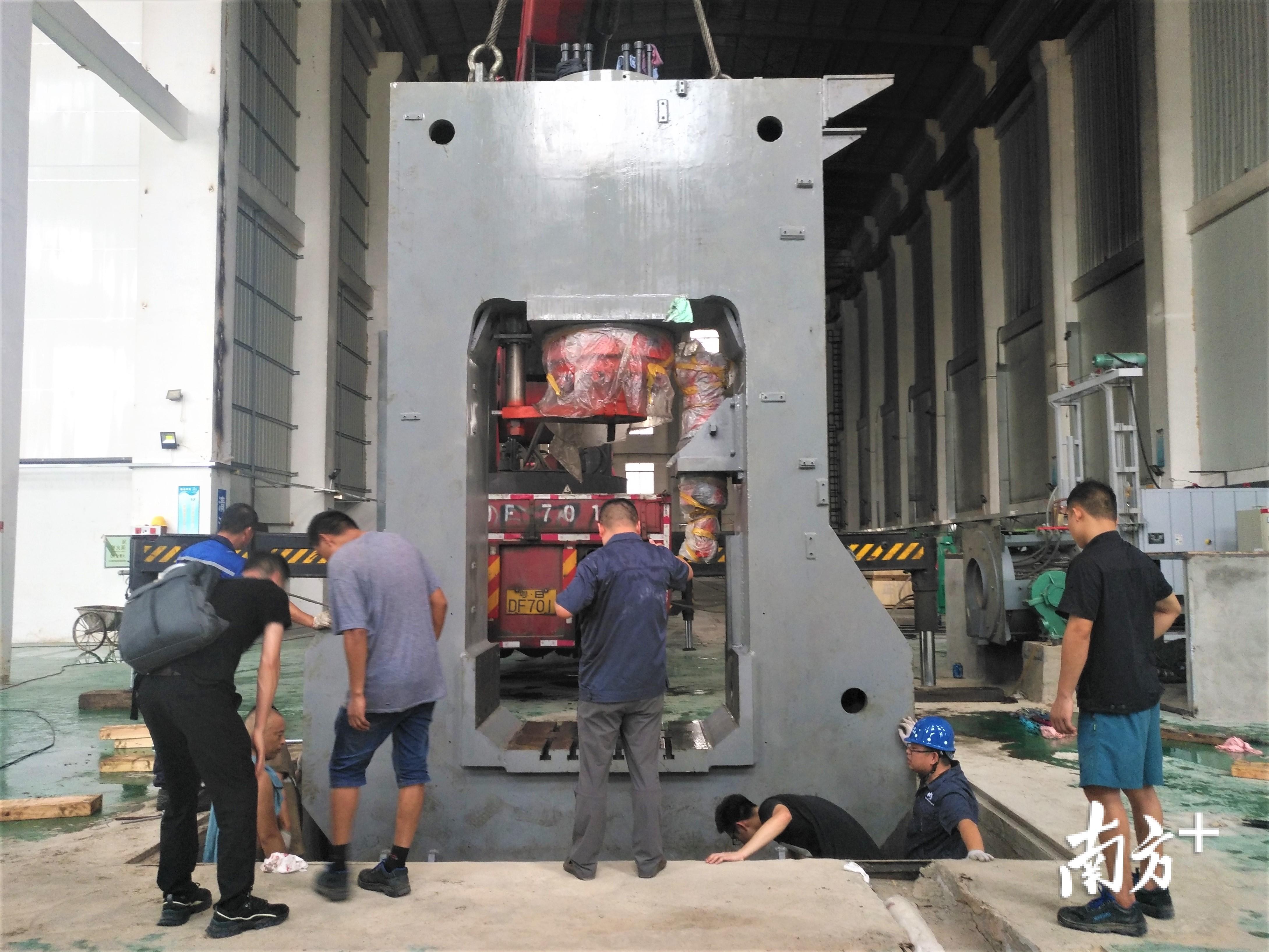 实验基地厂房内正在进行设备安装