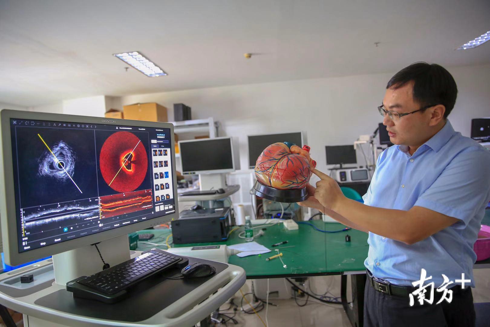 深圳英美达医疗技术有限公司董事长白晓淞在展示公司研制的超声内窥镜技术。 深圳英美达医疗技术有限公司董事长白晓淞在展示公司研制的超声内窥镜技术。