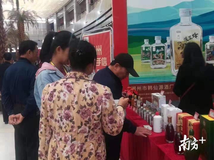 凤凰米酒也以文创的形式出现。