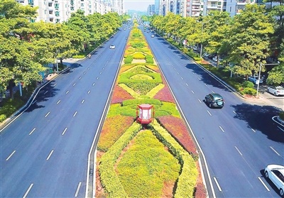 近年来,河源市大手笔投入,实施市政道路建设和升级改造,让城市“血脉”更加畅通。图为改造后的中山大道。 河源日报记者 肖斌 摄 近年来,河源市大手笔投入,实施市政道路建设和升级改造,让城市“血脉”更加畅通。图为改造后的中山大道。 河源日报记者 肖斌 摄