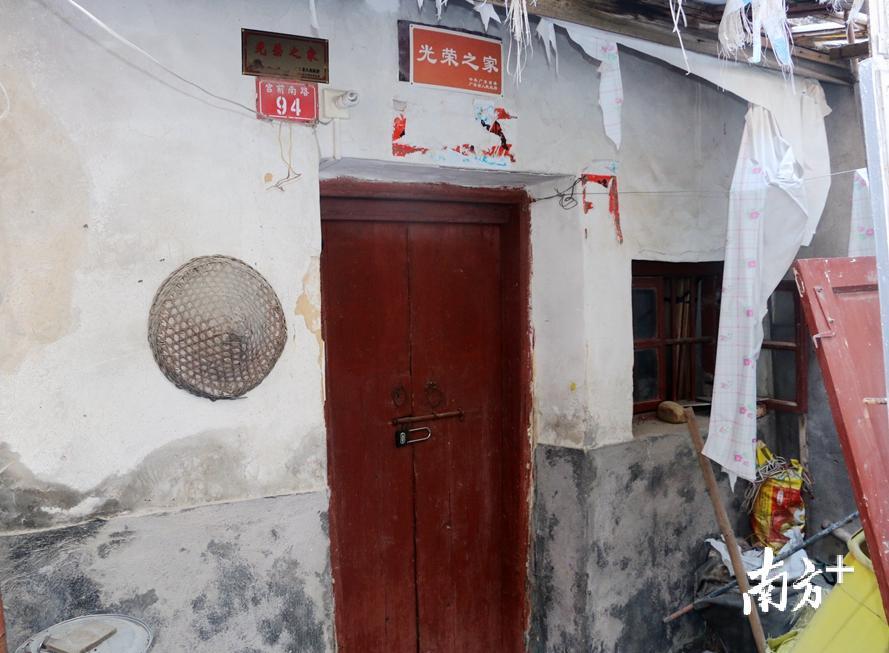 革命烈士蔡盖清故居位于宫前南路94号,门梁上方悬挂有“光荣之家”牌子。 革命烈士蔡盖清故居位于宫前南路94号,门梁上方悬挂有“光荣之家”牌子。