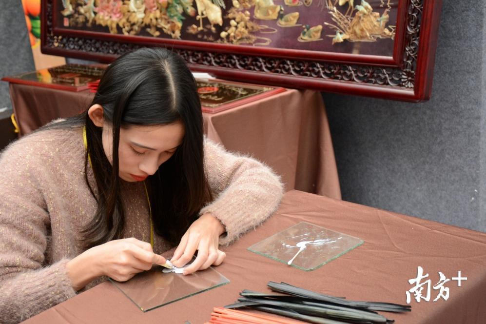 麦秆画现场制作。