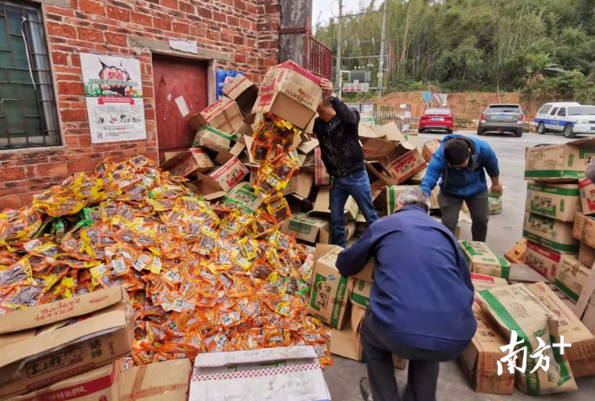 工作人员正在倾倒涉案的预包装食品。 工作人员正在倾倒涉案的预包装食品。
