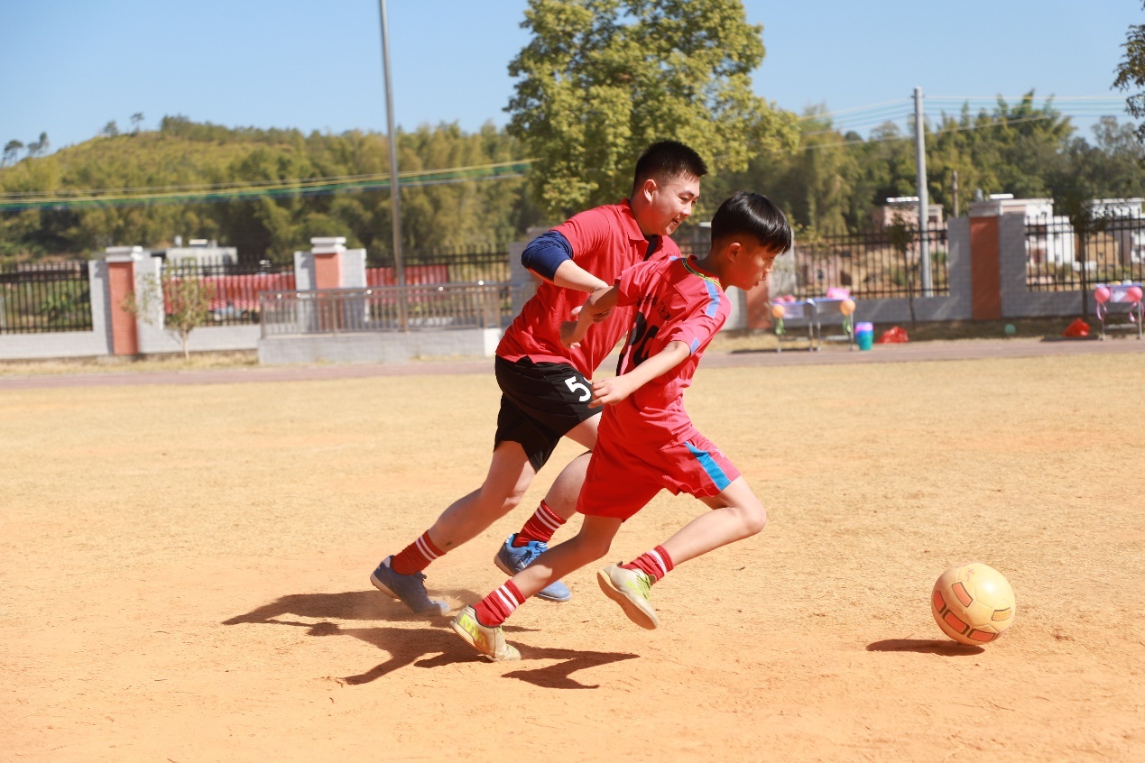 开展足球友谊赛