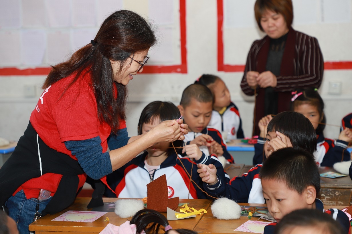 志愿者与孩子们一起做创意手工