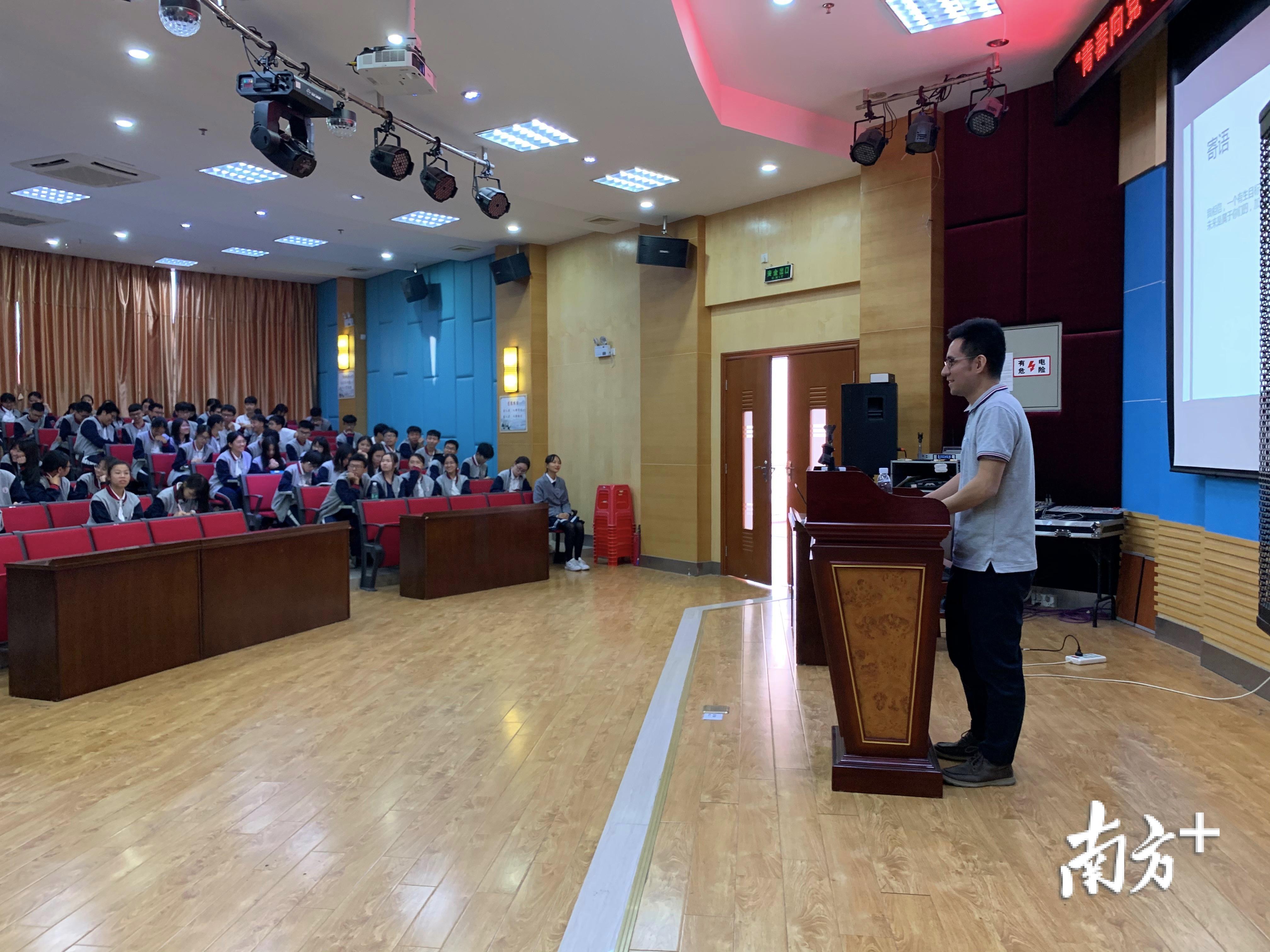 “禅城大工匠”麦剑给青年学生上了生动一课。受访者供图 “禅城大工匠”麦剑给青年学生上了生动一课。受访者供图