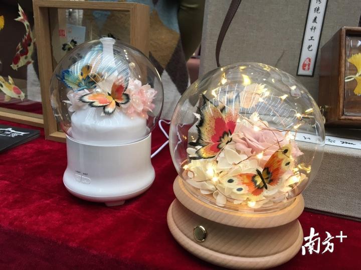 麦秆画蓝牙音箱。