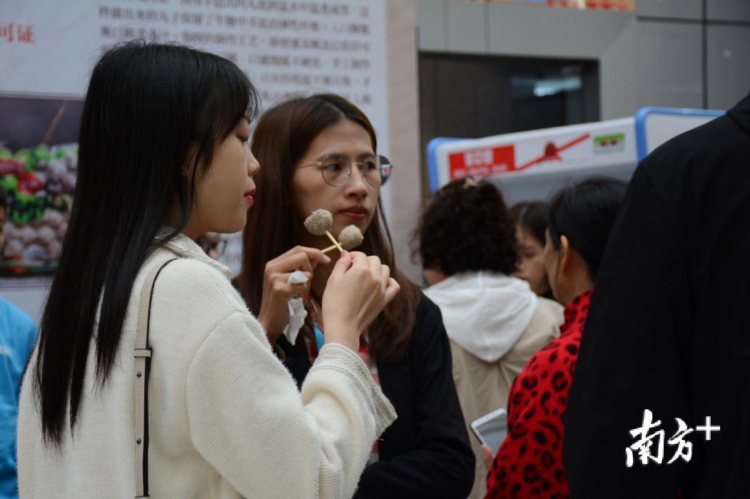 游客在体验潮州牛肉丸。