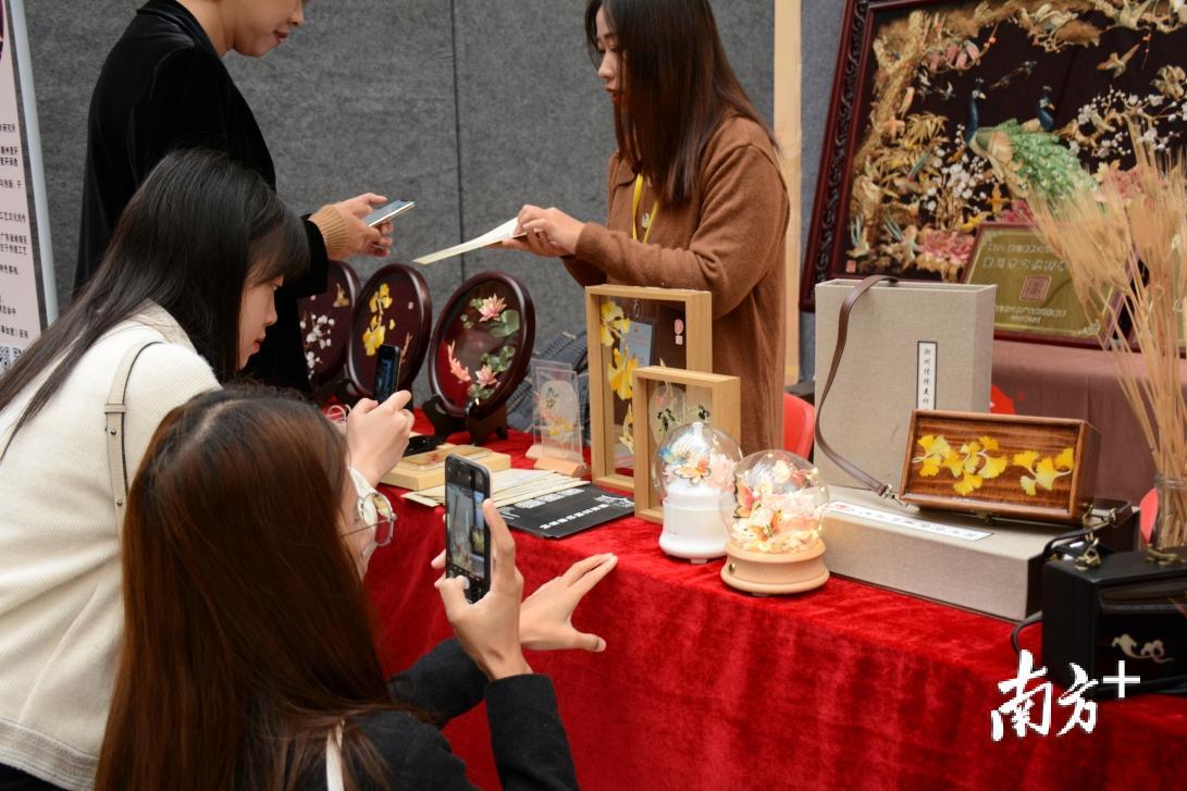 创新的麦秆画作品吸引不少游客的目光。