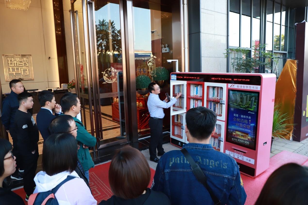 工作人员向志愿者们介绍敏捷智慧图书馆