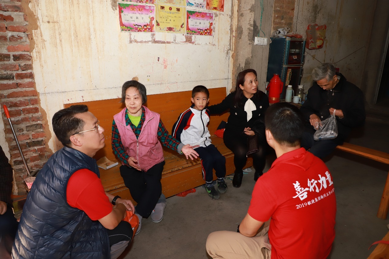 探访贫困学生家庭