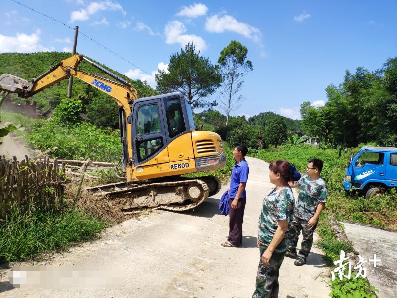 大力开展拆除破旧泥砖房工作。