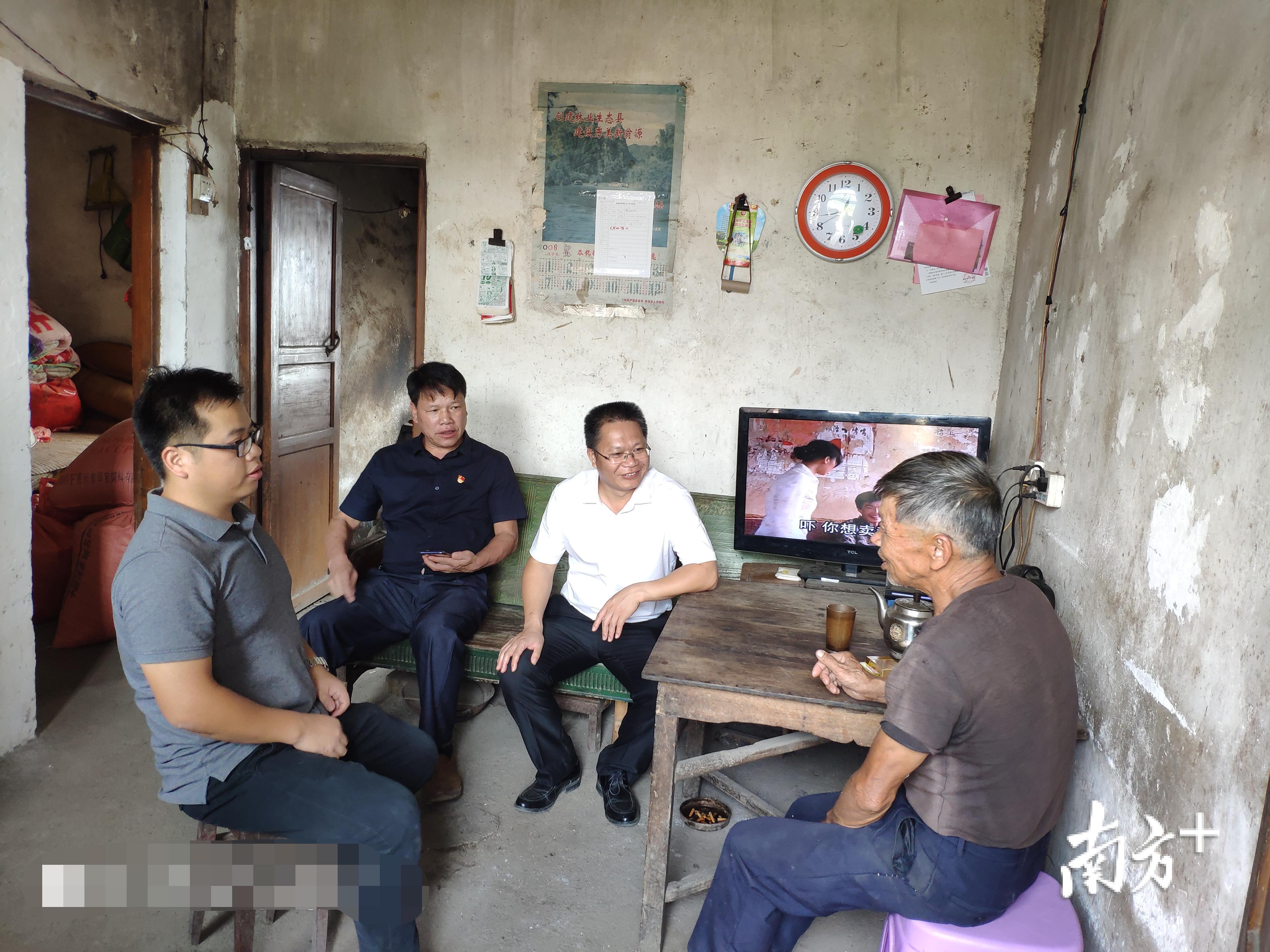 新江镇油溪村支书后备人选王金龙走村入户开展群众工作。